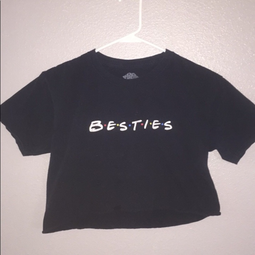 “besties cropped tee”